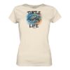 Ein maritimes Geschenk für alle die das Meer und die Natur lieben: Turtle Life Meeresschildkröte Damen T-Shirt für Meeresfreunde aus Bio-Baumwolle in naturweiß. Ein Meeresschutz T-Shirt für Meeresschildkröten.