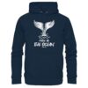 Free as the ocean Hoodie in navyblau aus bester Bio Baumwolle. Jeder verkaufte Wal Hoodie unterstützt Naturschutzprojekte. Besondere Wal Hoodies für Walfreunde und für Walschützer.