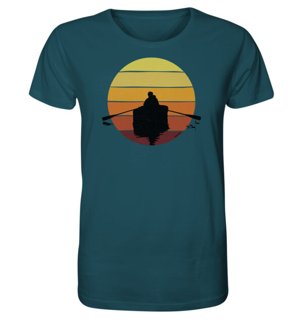 Boat T-Shirt für Bootsliebhaber in blau - das Motiv eines Bootes vor einem Sonnenuntergang. Tolle Boots T-Shirts für Ruderer und Bootsfreunde.