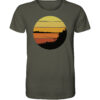 Olivgrünes Sunset Carpfishing Karpfenangler T-Shirt aus bester Bio-Baumwolle nachhaltig bedruckt. Tolles Geschenk für Angler hier bestellen.