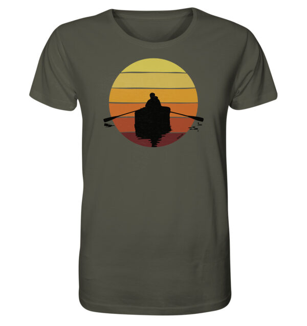 Boat T-Shirt für Bootsliebhaber in olivgrün - das Motiv eines Bootes vor einem Sonnenuntergang. Tolle Boots T-Shirts für Ruderer und Bootsfreunde.