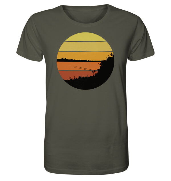 Olivgrünes Sunset Carpfishing Karpfenangler T-Shirt aus bester Bio-Baumwolle nachhaltig bedruckt. Tolles Geschenk für Angler hier bestellen.