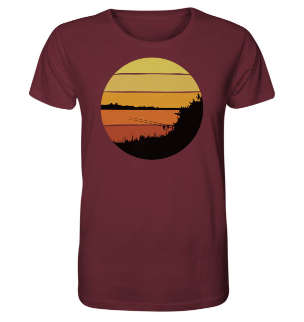 Burgundyfarbenes Sunset Carpfishing Karpfenangler T-Shirt aus bester Bio-Baumwolle nachhaltig bedruckt. Tolles Geschenk für Angler hier bestellen.