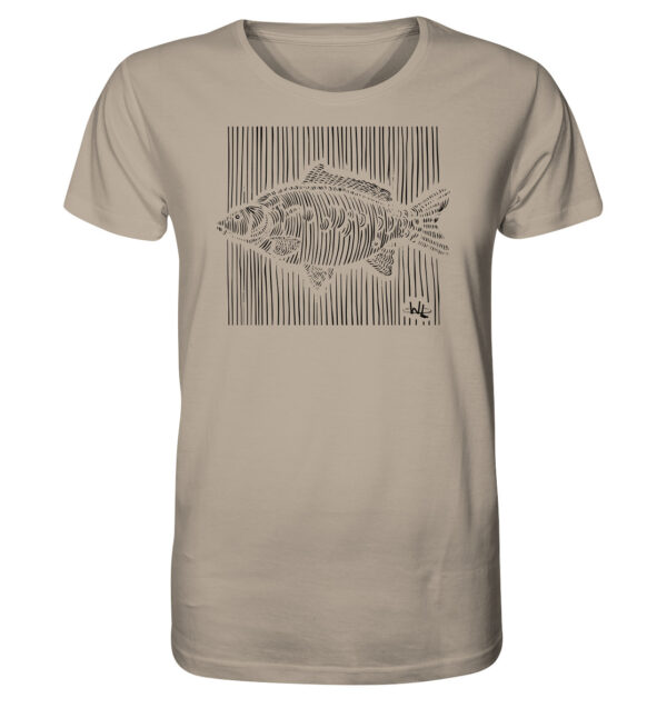 Sandfarbenes Carp Dimension Karpfen T-Shirt aus bester Bio-Baumwolle nachhaltig bedruckt. Tolles Geschenk für Angler hier bestellen.
