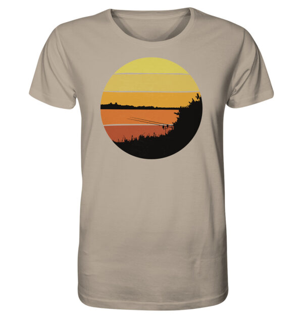 Sandfarbenes Sunset Carpfishing Karpfenangler T-Shirt aus bester Bio-Baumwolle nachhaltig bedruckt. Tolles Geschenk für Angler hier bestellen.