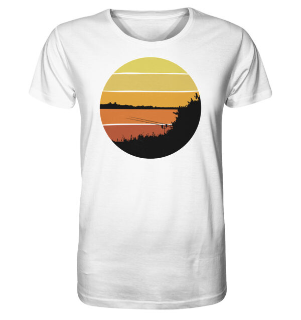 Weißes Sunset Carpfishing Karpfenangler T-Shirt aus bester Bio-Baumwolle nachhaltig bedruckt. Tolles Geschenk für Angler hier bestellen.
